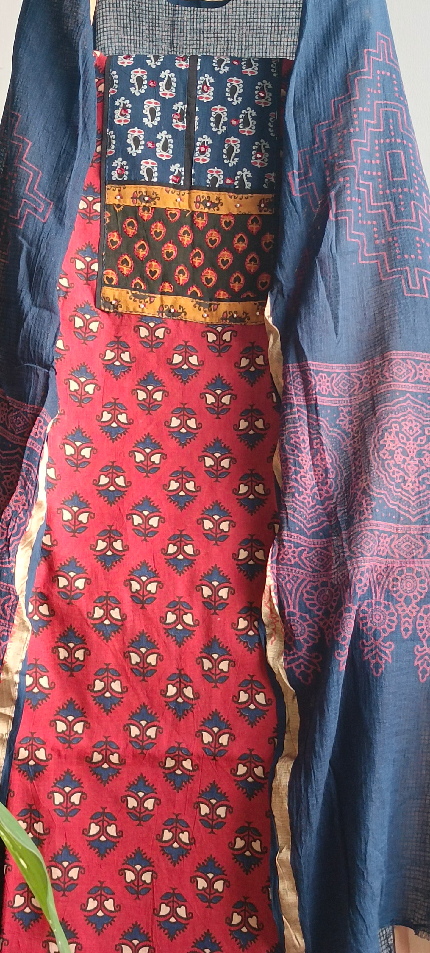 Maroon'n'blue gamthi print cotton suit.