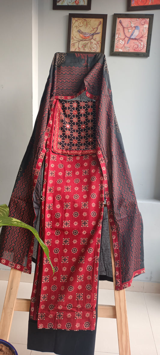 Maroon'n'black gamthi print cotton suit.