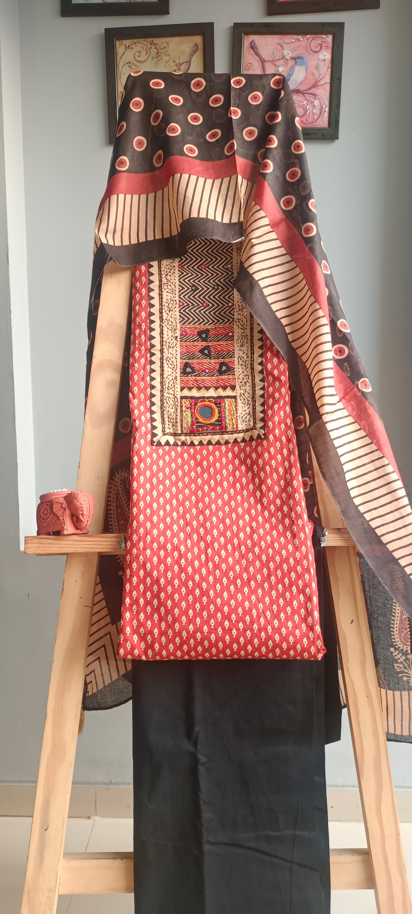 Red,beige'n'black gamthi print cotton suit.