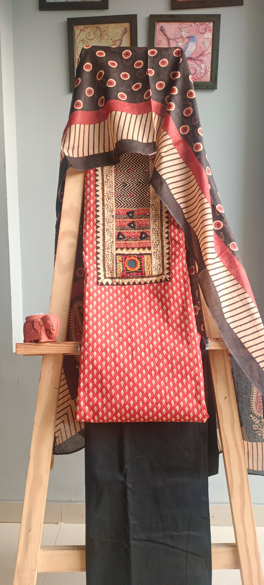 Red,beige'n'black gamthi print cotton suit.