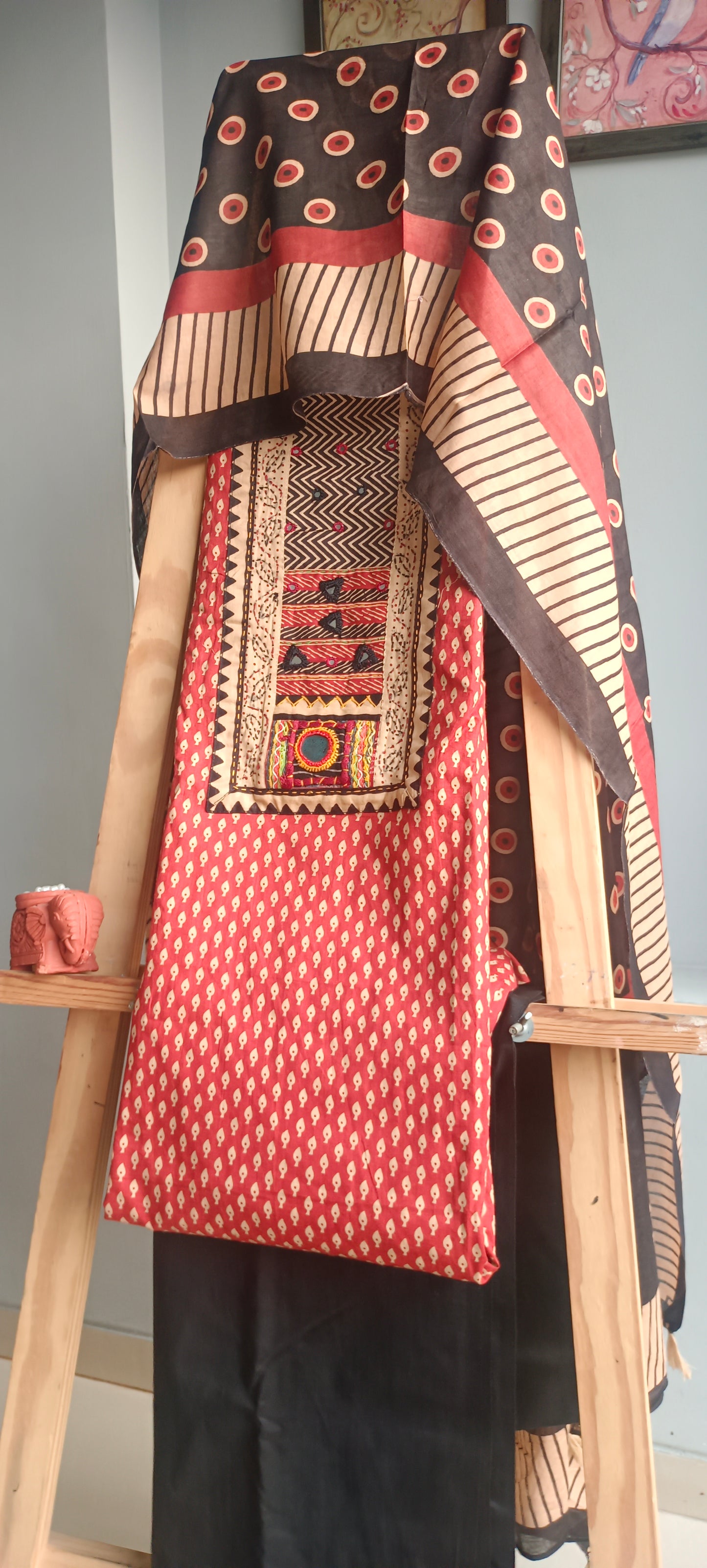 Red,beige'n'black gamthi print cotton suit.