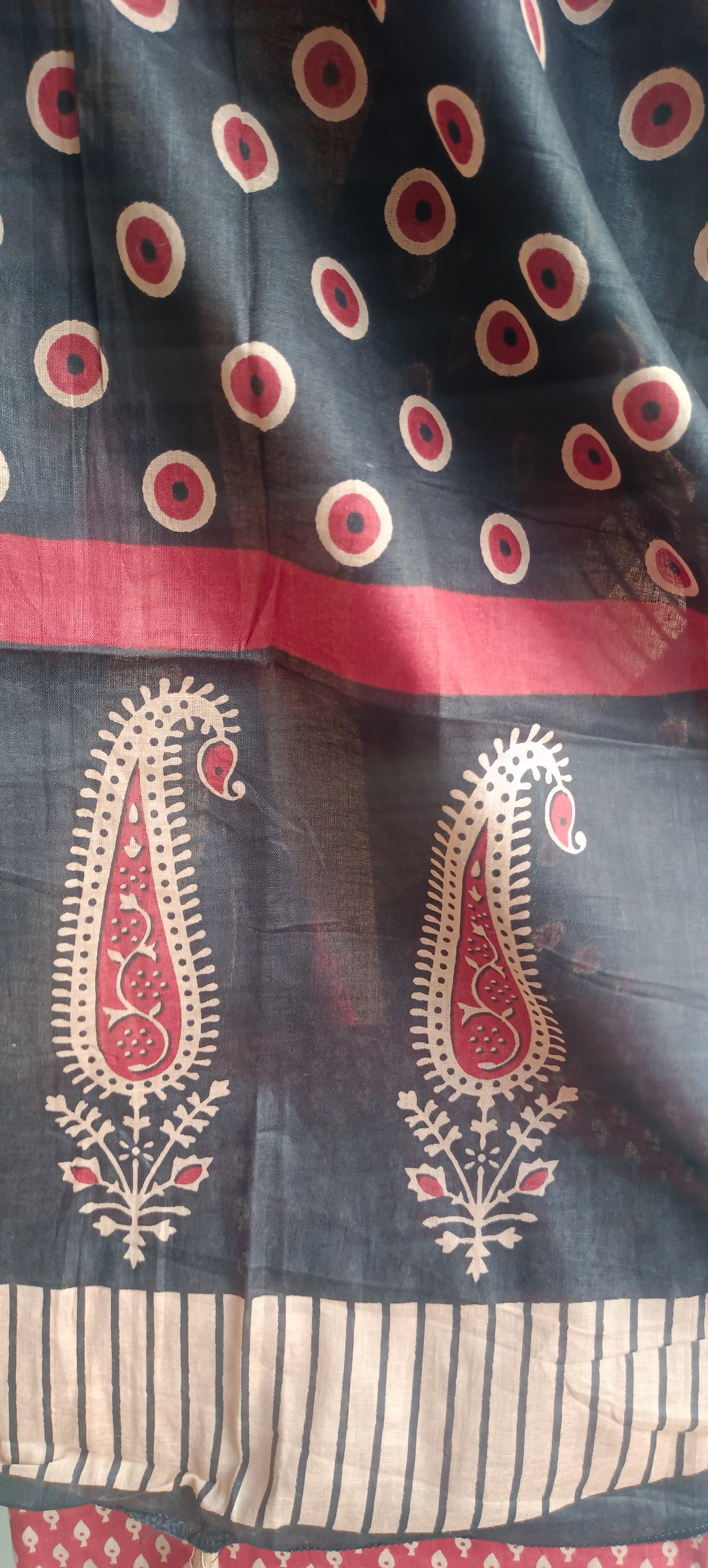 Red,beige'n'black gamthi print cotton suit.