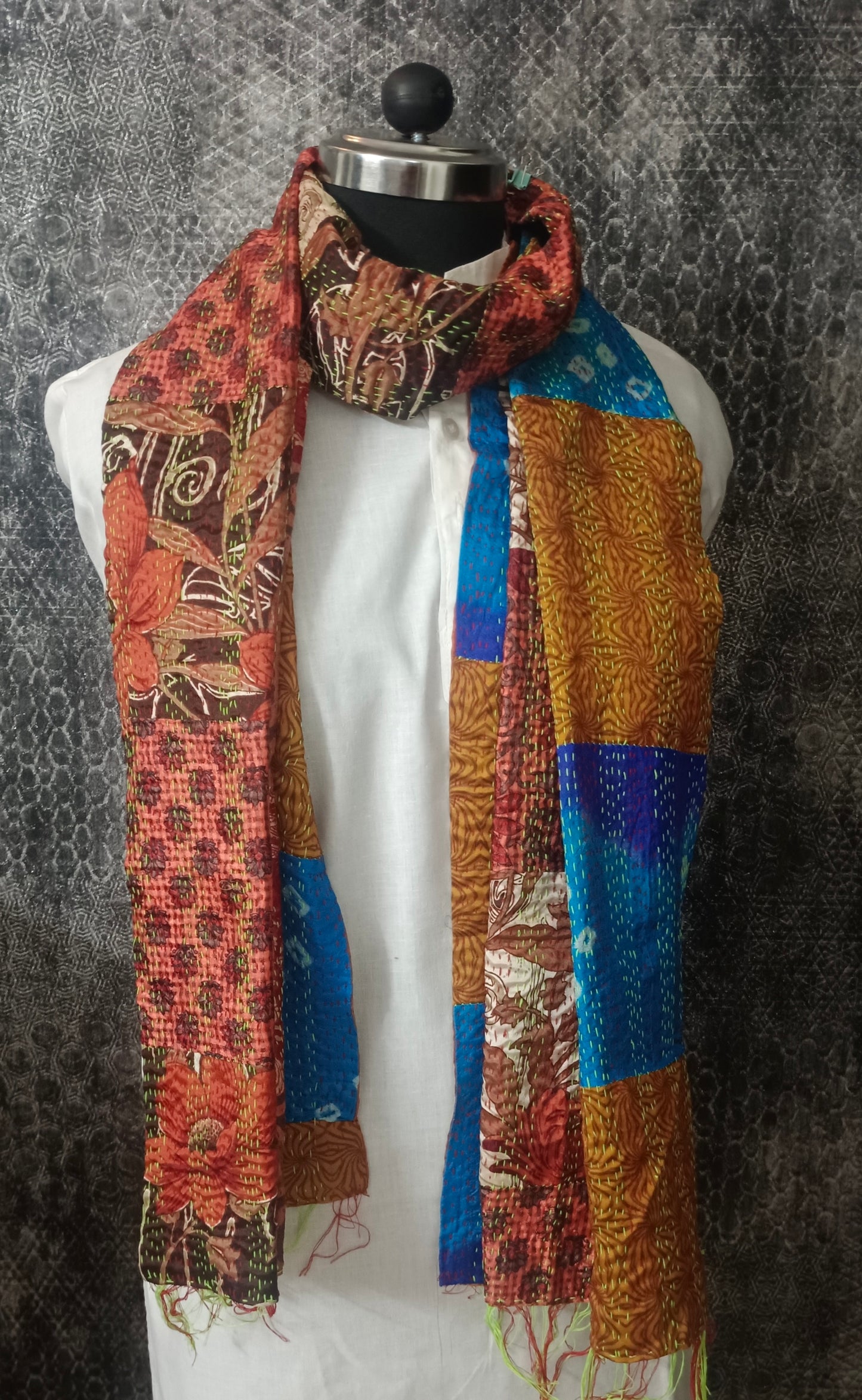 Reversible urban patch stole